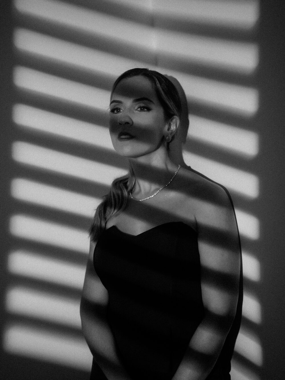 Retrato editorial em preto e branco produzido pela Evolve