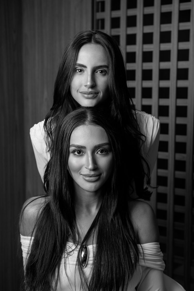 Anna Beatriz Monteiro e Larissa Costa, fundadoras da Evolve Comunicação, em retrato editorial
