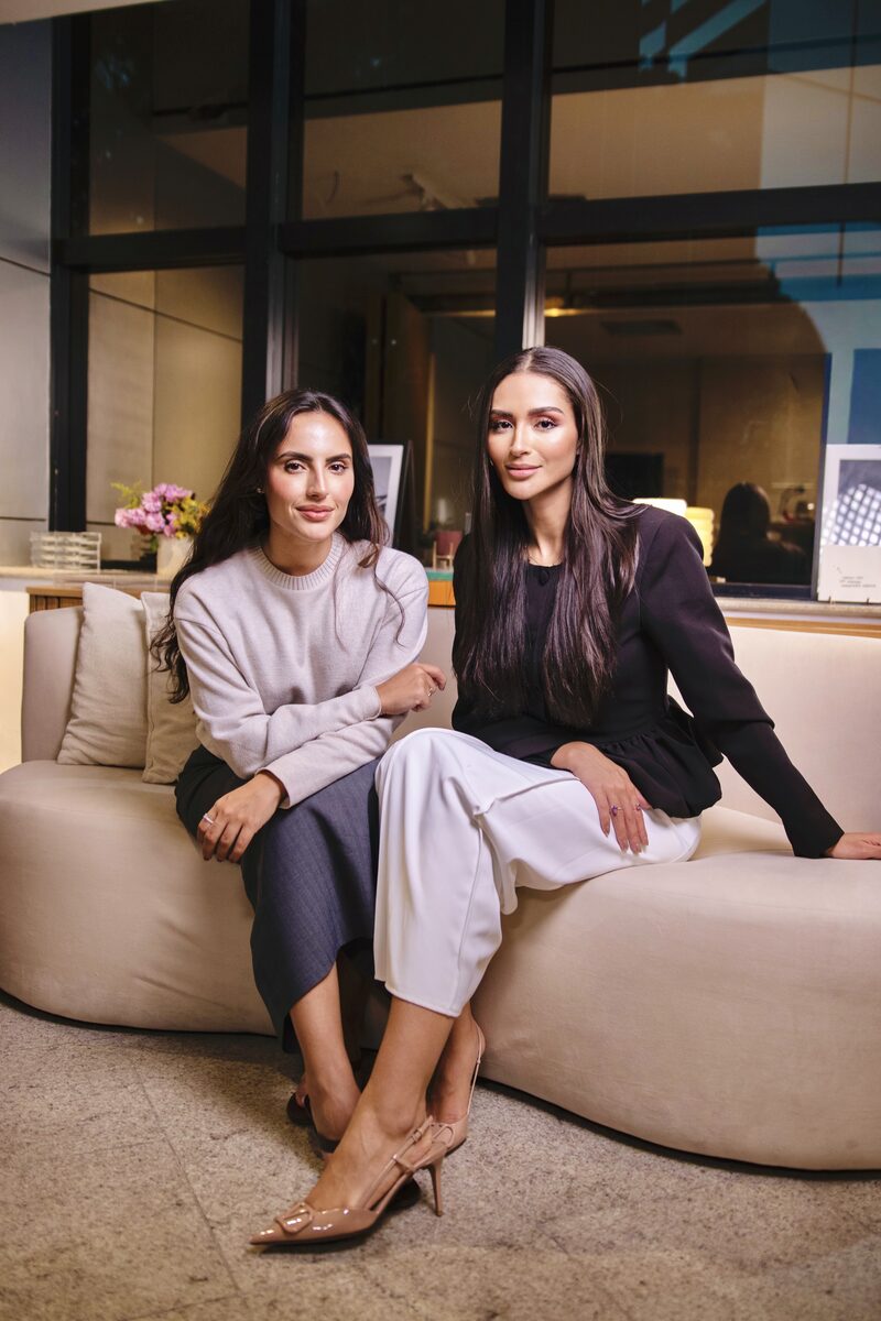 Anna Beatriz Monteiro e Larissa Costa, fundadoras da Evolve Comunicação, em retrato editorial