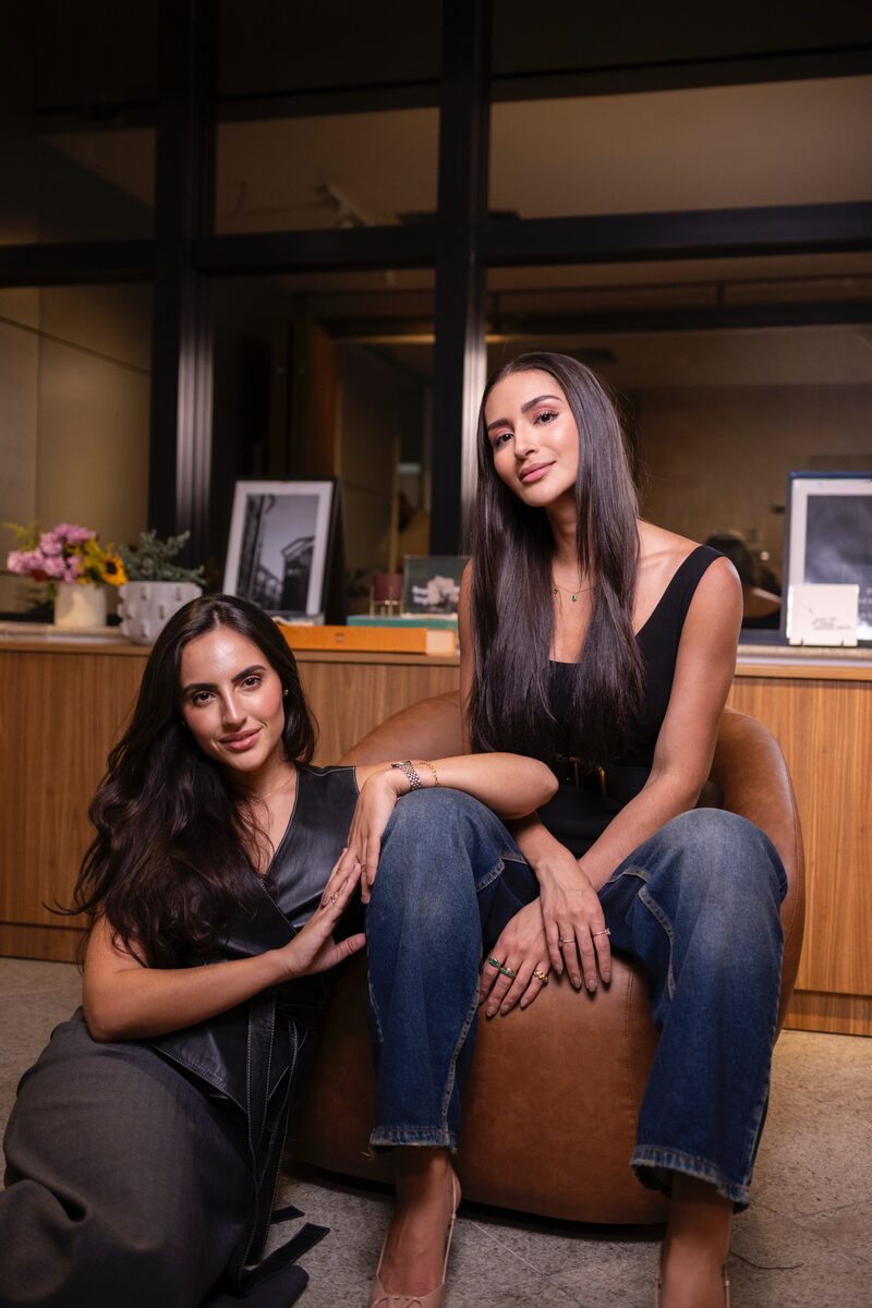 Anna Beatriz Monteiro e Larissa Costa, fundadoras da Evolve Comunicação, em retrato editorial